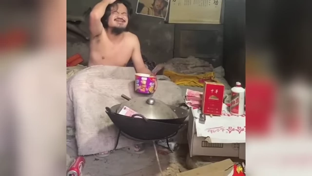 A 'Chongqing Bachelor Brother' in his simple living space, embracing minimal consumption.