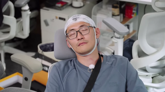 熬夜34小时后，博主在办公椅上进入了无意识的“微睡眠”状态