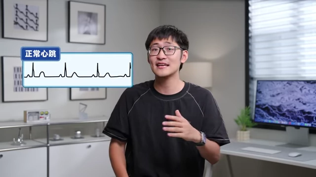 医生展示正常心跳的心电图波形，与熬夜可能导致的心律失常形成对比