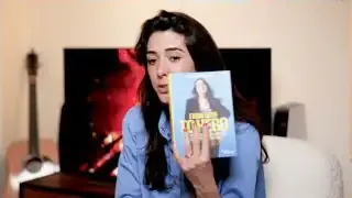 Caroline Mignaux holding her book "From Zero to Hero"