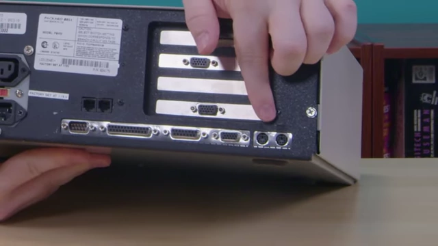 Packard Bell LPX机器背面设计中的额外金属桥