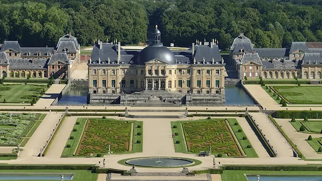 An aerial view of the grand Château de Vaux-le-Vicomte with its elaborate gardens.