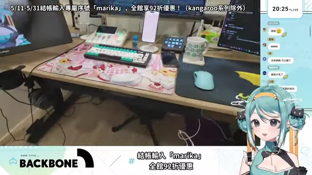 Marika的工作台面展示了键盘、鼠标和桌面空间