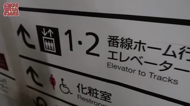 Elevator sign indicating access to tracks