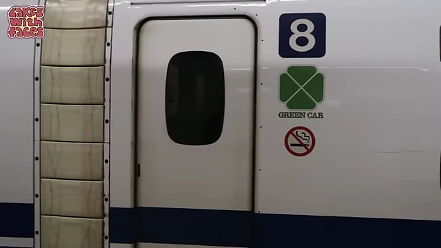 Green Car (First Class) sign on Shinkansen