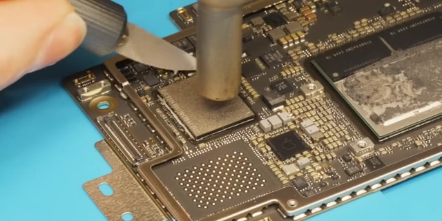 Using the underfill removal tool during the desoldering process