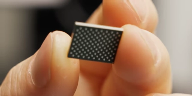 Comparing the thickness of the original and new 1TB NAND chips