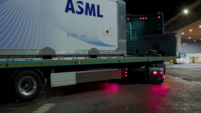 载有ASML部件的卡车