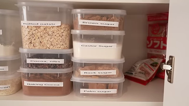 Labeled containers of different sugars, including brown sugar, castor sugar, rock sugar, and palm sugar, along with baking cocoa.