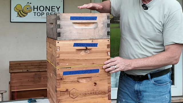 Intermediate stack showing deep, honey, and empty super boxes