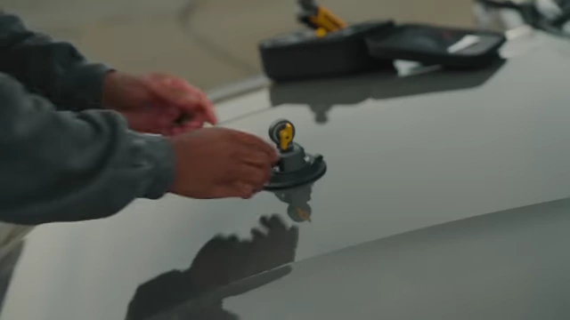 Attaching the suction cup for the Shock Absorber Support to a car hood