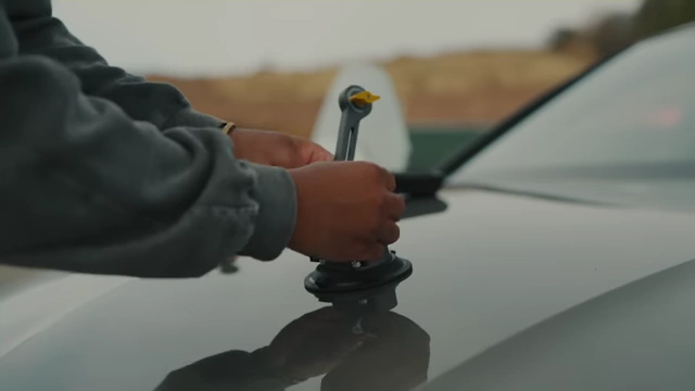 Connecting the rosette arm to the suction cup during setup