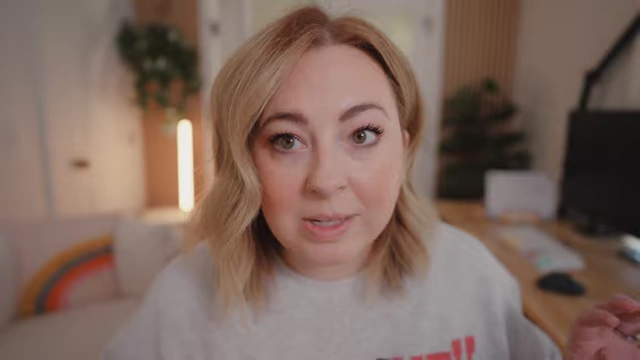 The speaker demonstrates the shallow depth of field and wide-angle view of her Sony 20mm 1.8 lens.