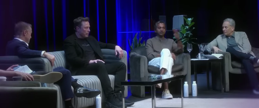 Chamath Palihapitiya与Elon Musk和Jason Calacanis在一个小组讨论会上交流。