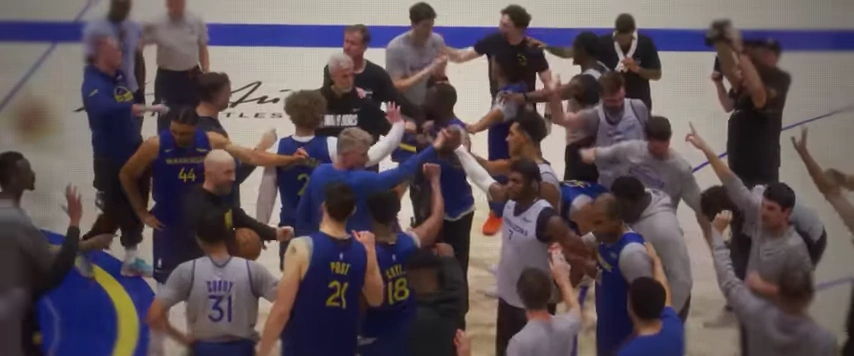 Draymond Green和队友们在篮球场上进行训练。