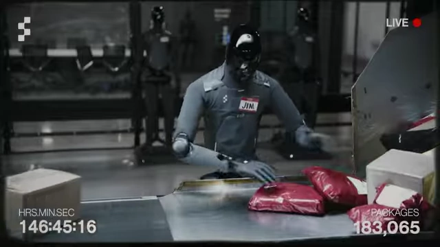Ein Roboter sortiert Pakete an einem Fließband, was die Automatisierung von Blue-Collar-Jobs in der Produktion und Logistik demonstriert.