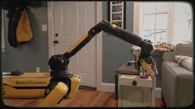 Ein Boston Dynamics Spot-Roboterarm greift nach einem Gegenstand und demonstriert die Fähigkeiten spezialisierter Roboter.