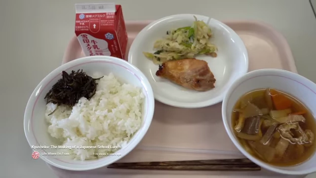 典型的日式学校午餐，由米饭、蔬菜、鱼、肉和味噌汤组成。