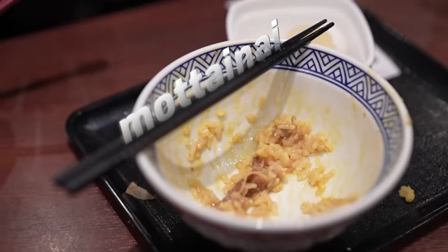 日本文化中的“不浪费”（Mottainai）理念，碗里不留饭粒。