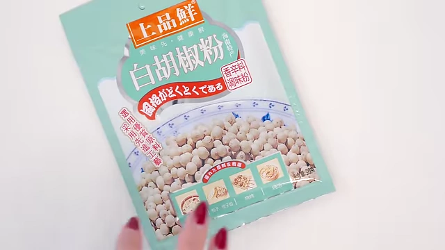 A packet of white pepper powder.