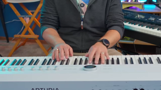 视频制作者演奏 Arturia AstroLab 88