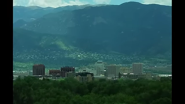 科罗拉多斯普林斯市中心高楼与远处山脉的对比