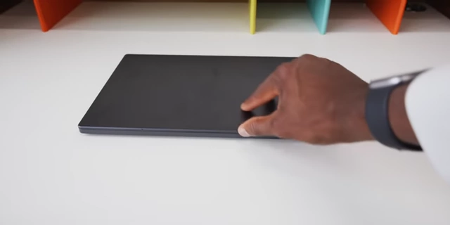 戴尔 XPS 14 盖子没有突出边缘，难以打开
