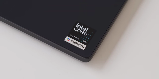 戴尔 XPS 14 笔记本上的英特尔酷睿 Ultra 处理器贴纸