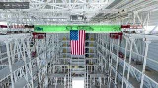 The massive 420-ton bridge crane inside the Florida Gigabay, used for lifting Starship and Super Heavy vehicles.