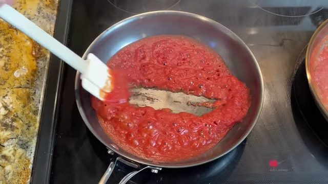 Anolon pan with tomato sauce, showing its resistance to acidic foods.