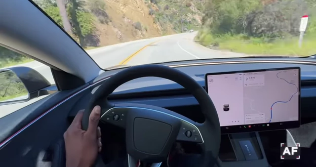Tesla Interieur als Reichweitenkonkurrent
