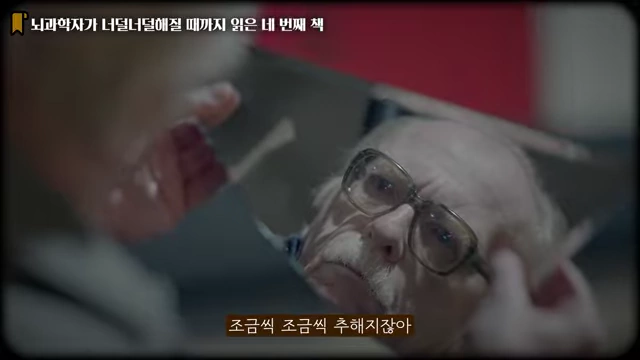 一位老年人看着镜子中逐渐衰老的自己
