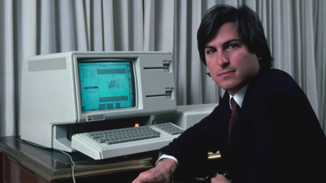 Steve Jobs next to an Apple Lisa