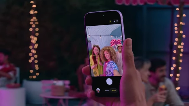 An illustration of the "Center Stage" feature, automatically adjusting framing for group selfies.