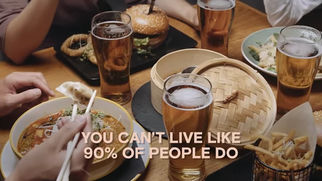 An illustration of people dining, accompanied by text emphasizing that one cannot live like most people to achieve above-average results.