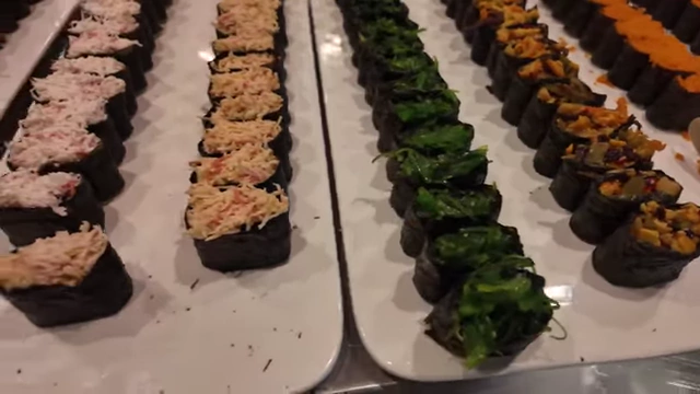 Various types of gunkan maki, including seaweed and crab.