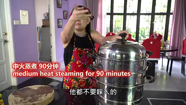 Steaming the pork belly and taro for 90 minutes on medium heat.