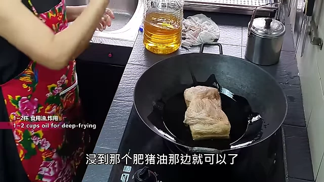 Pork belly placed skin-side down in cold oil.