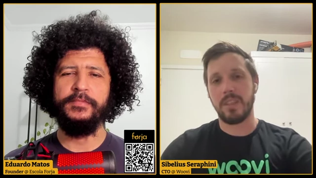 Eduardo Matos (left) and Sibelius Seraphini (right) discussing software development practices.