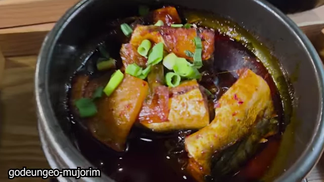 Godeungeo-mujorim (braised mackerel with radish)