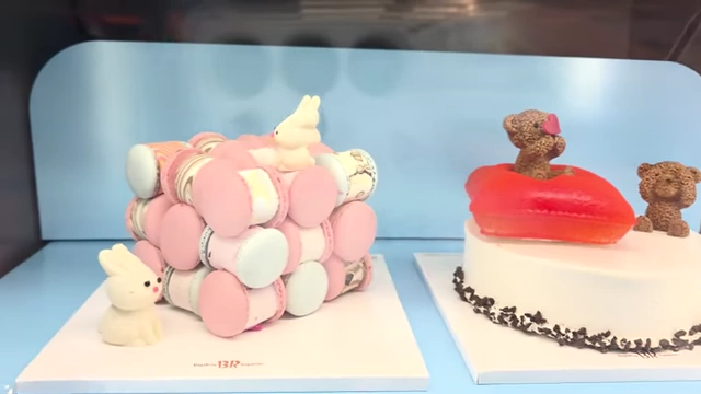 Adorable macaron ice cream cake at Baskin-Robbins