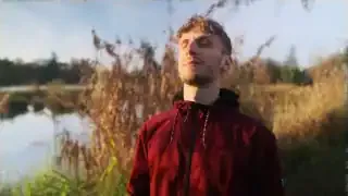 Eine Person schließt die Augen und atmet bewusst ein, um das Konzept einer "purpose-focused celebration" zu visualisieren.