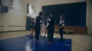 Eine Gruppe von Menschen in Sportkleidung steht zusammen, was eine Community oder Laufgruppe darstellt.