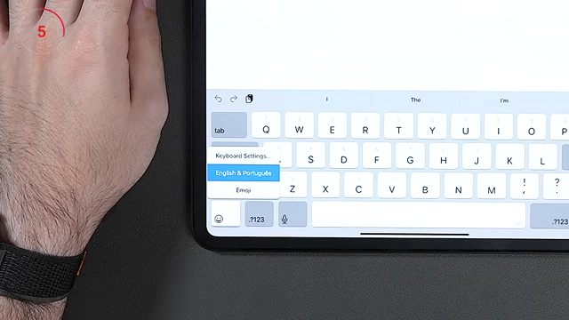 Keyboard showing combined English and Portuguese languages