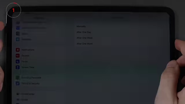 Safari settings showing options for automatically closing tabs