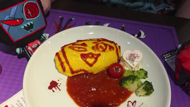 An omurice dish with ketchup sauce, broccoli, and a character decoration, served with a ketchup bottle for drawing.