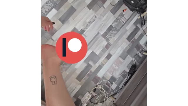 物を拾おうとする足
