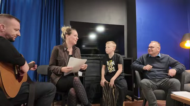 Hudobné vystúpenie Miňu a Mišky so sprievodom na gitare a perkusiami