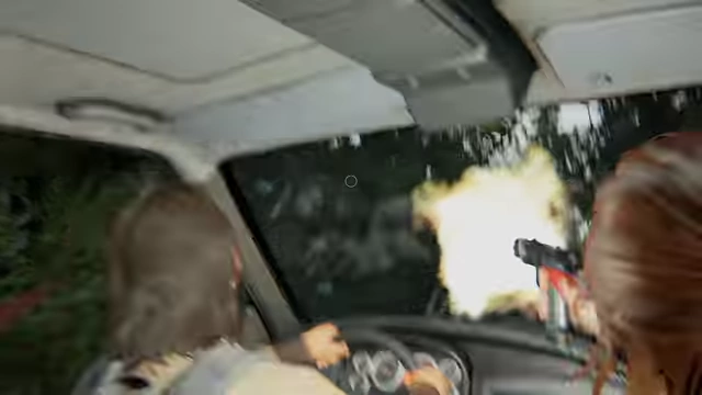 埃莉和杰西在汽车追逐中射击