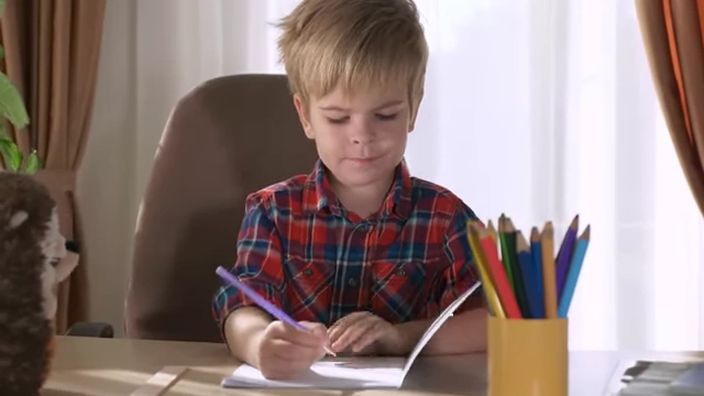 儿童在书桌前学习